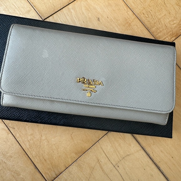 Prada Authentic Vintage Saffiano Leather Wallet - Picture 3 of 13